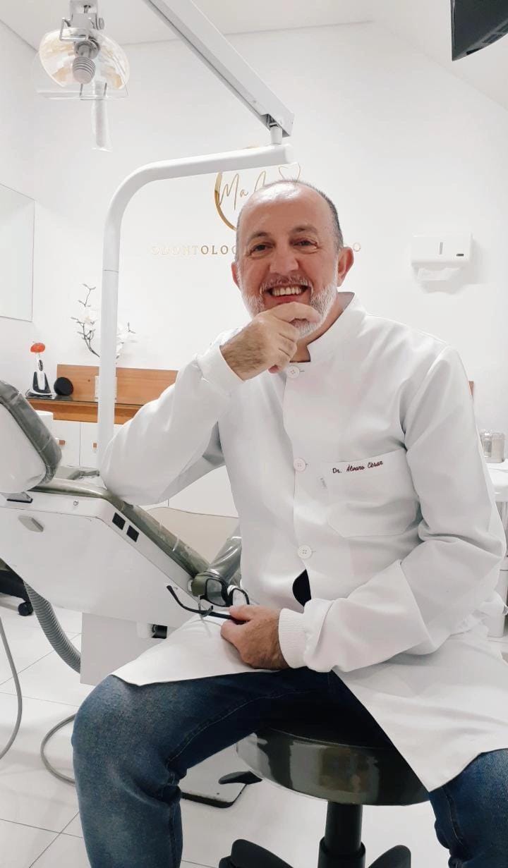 Detalhe da cadeira odontológica e equipamentos.