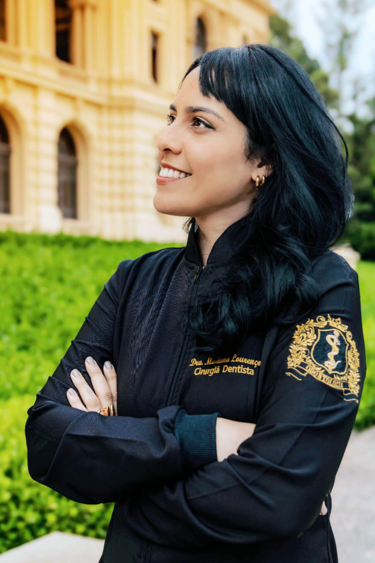 Foto da Dra. Mariana Lourenço, cirurgiã dentista sorrindo.