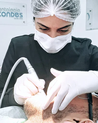 Dra. Mariana Lourenço realizando uma avaliação clínica detalhada em um paciente na MAAC Odontologia do Cuidado.